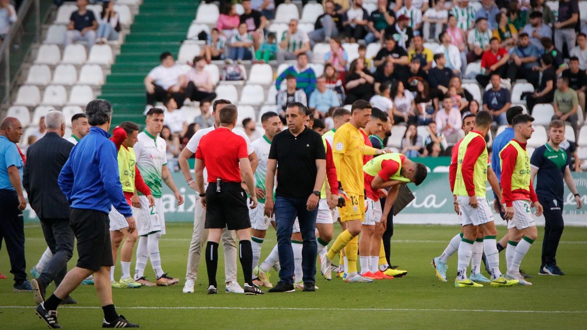Sesma Espinosa charla con Germán Crespo tras la suspensión del Córdoba CF - Racing de Ferrol, el pasado 25 de marzo.