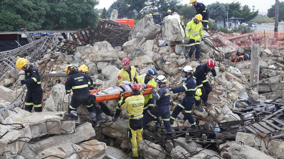 Simulacro de terremoto de gran intensidad en el campo de prácticas de la ONG IAE de Algemesí.