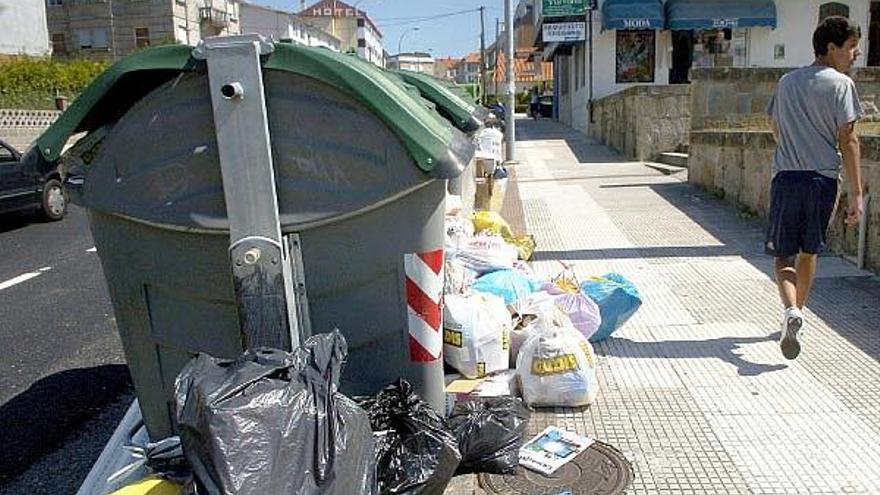 Las bolsas de basura empezaron a desbordar ayer buena parte de los contenedores.