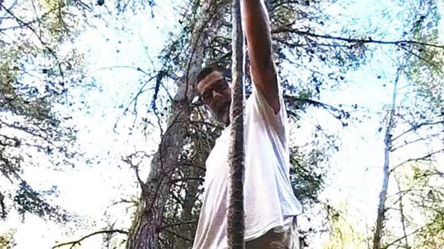 Un vecino de Ibiza captura a mano una serpiente de herradura de más de metro y medio: "Era muy gorda y muy pesada"