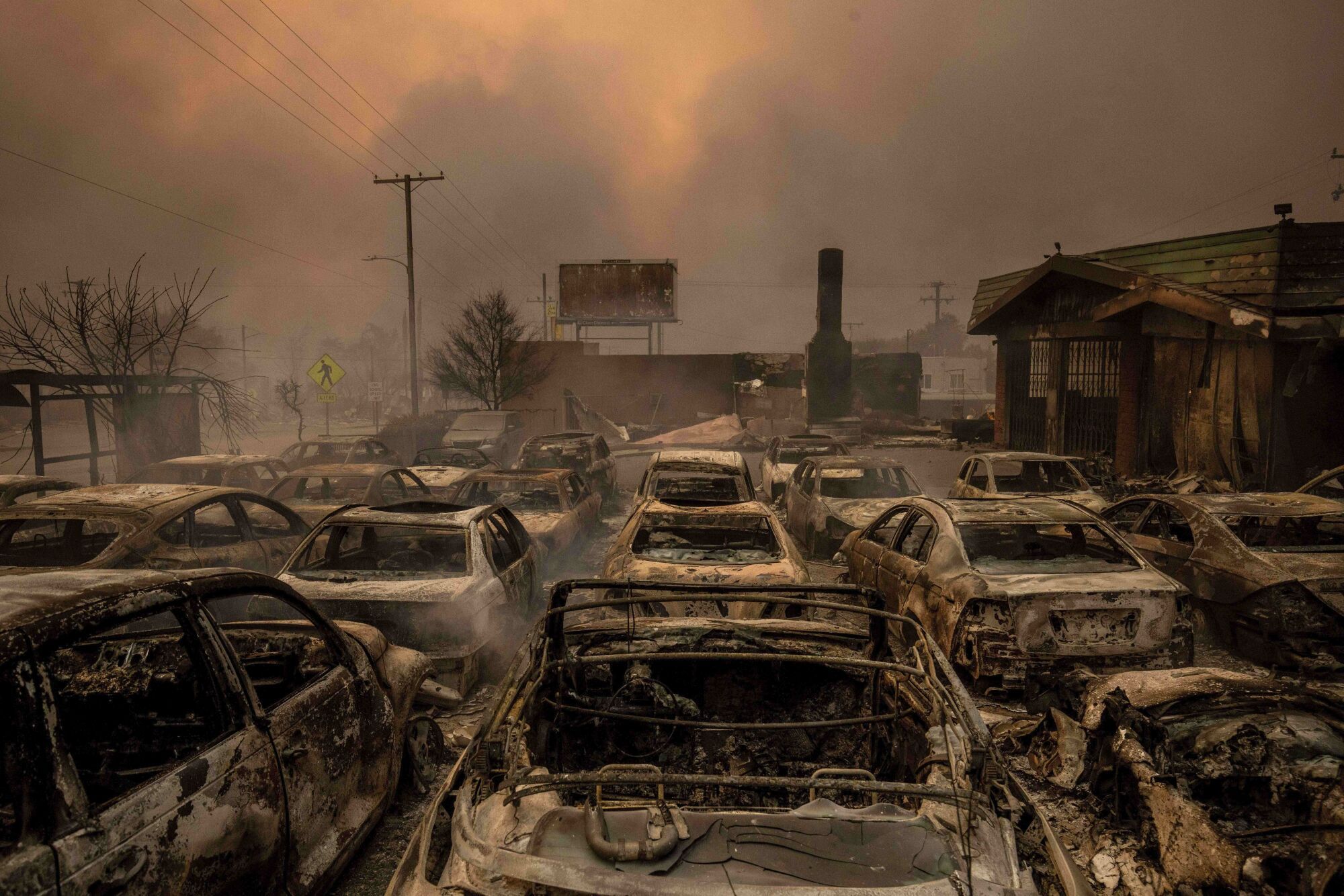 Fire-damaged vehicles are lined up at a dealership after the Eaton Fire swept through Wednesday, Jan. 8, 2025, in Altadena, Calif. (AP Photo/Ethan Swope) Associated Press / LaPresse Only italy and Spain. EDITORIAL USE ONLY/ONLY ITALY AND SPAIN