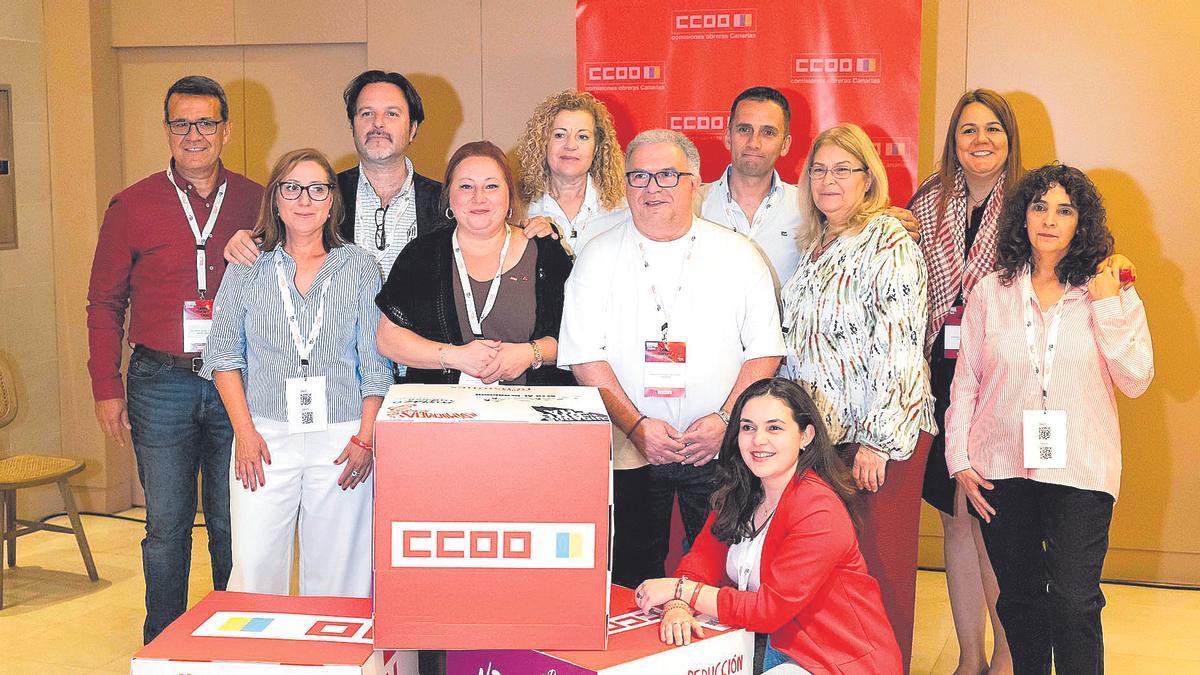 La nueva secretaria general de CCOO-Canarias, Vanesa Frahija, junto al nuevo equipo.