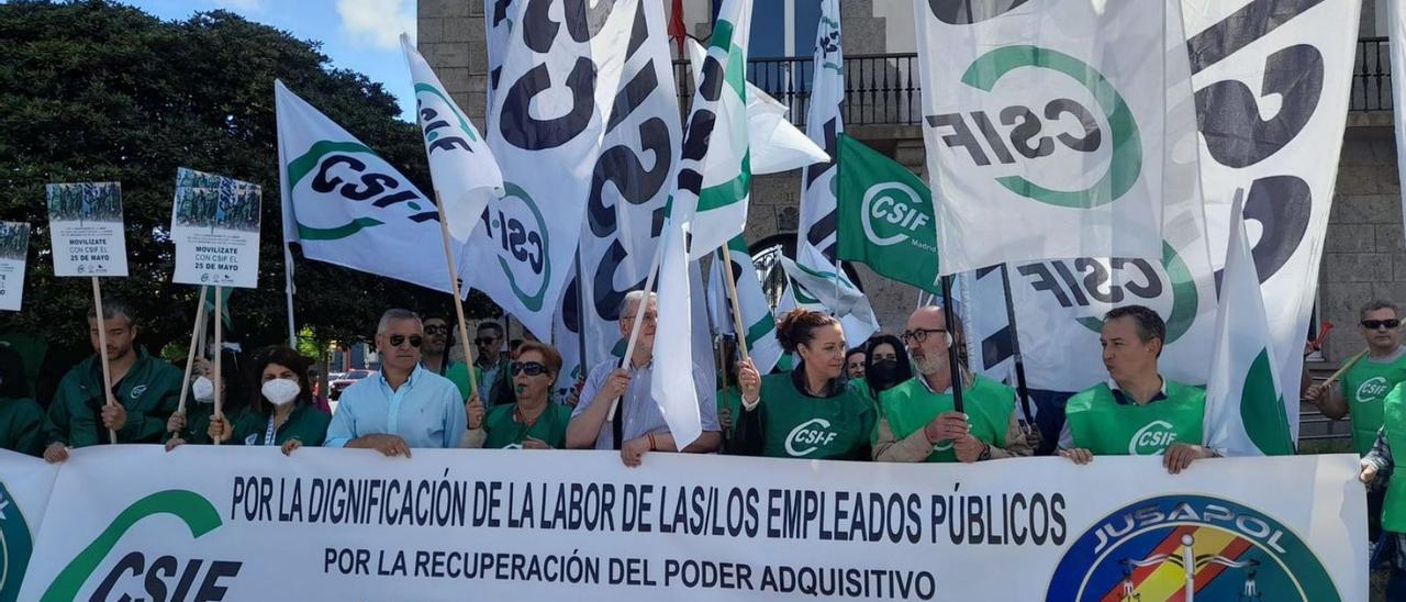 Empleados públicos ayer en la protesta ante la Delegación del Gobierno.   | // L. O.