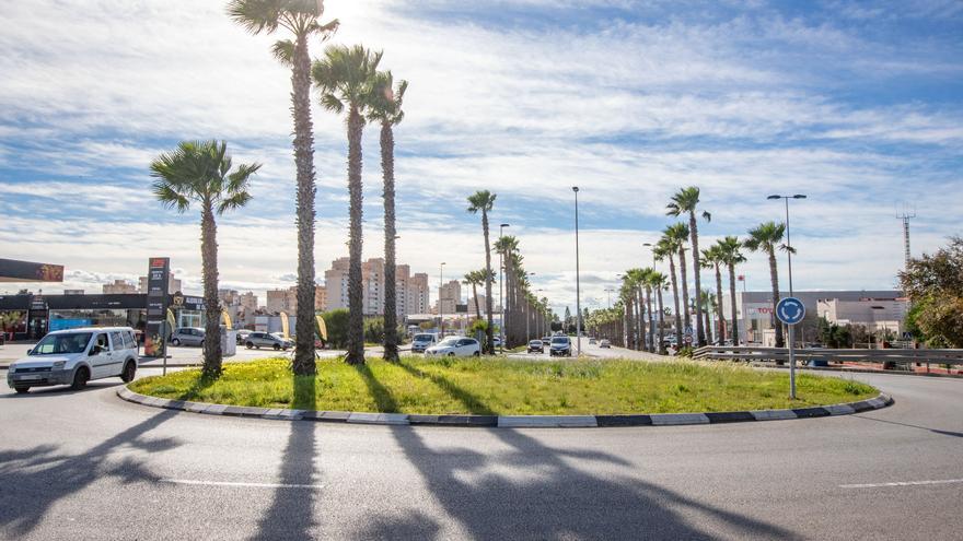 El Ayuntamiento de Torrevieja desoye desde hace cuatro años la sentencia que le obliga a demoler la rotonda ilegal de Cortes Valencianas