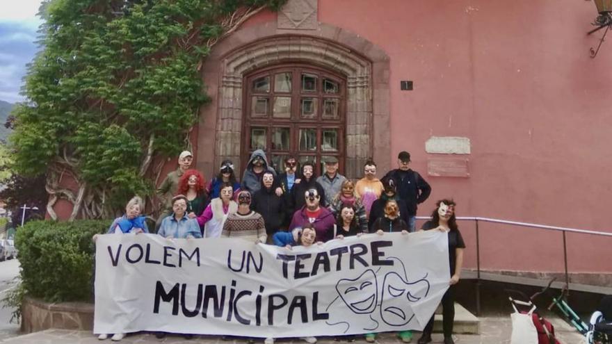 El grup en favor del teatre en una acció al carrer | RADIO SEU