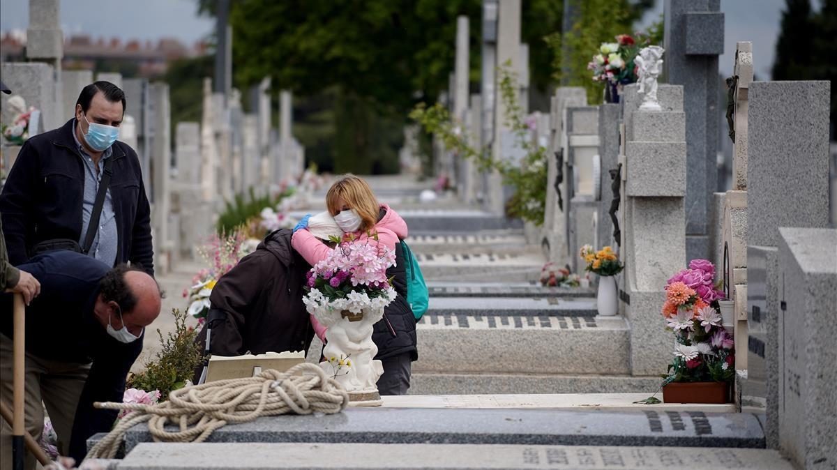 Entierro en la intimidad en el cementerio Sur de Madrid el día 7 de abril 