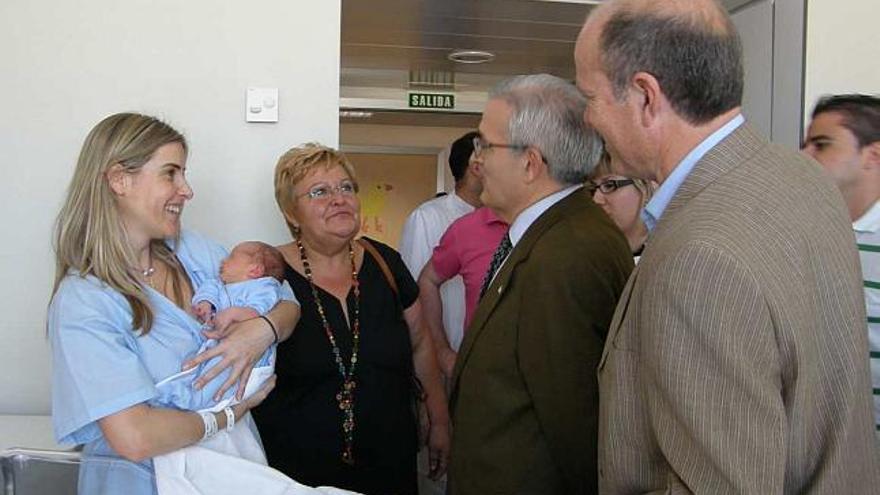 El alcalde visita al primer recién nacido de Crevillent en el nuevo Hospital del Vinalopó.