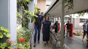 Pau Gasol y Ada Colau, durante su visita a un colegio, este miércoles.