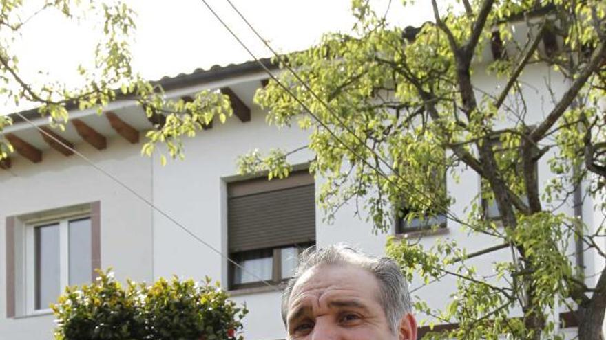 Alberto Iglesias Barrero, en el jardín de su casa, en Oviedo. | luisma murias