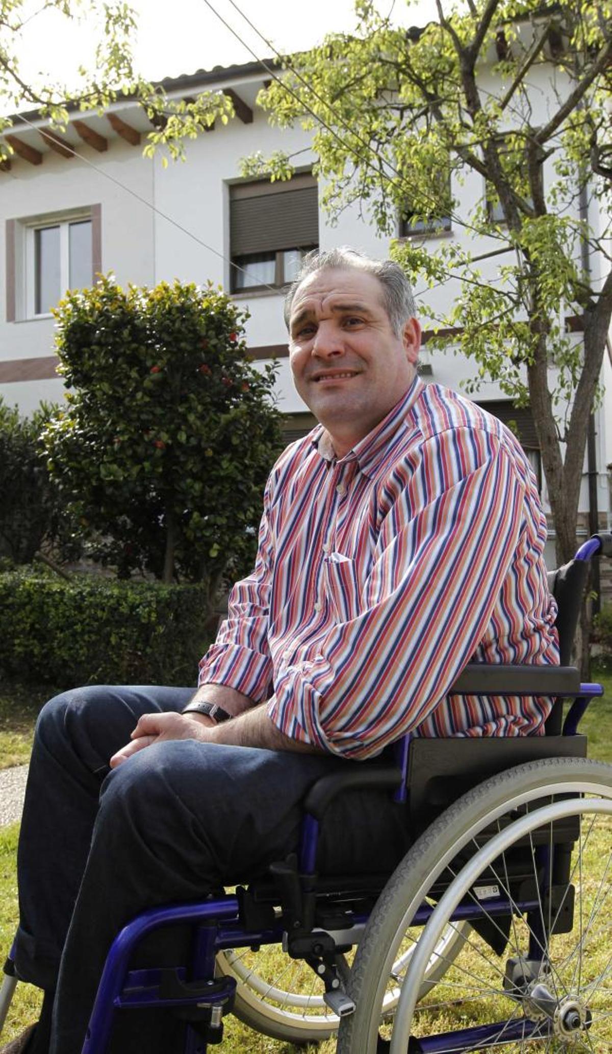 Alberto Iglesias Barrero, en el jardín de su casa, en Oviedo. | luisma murias