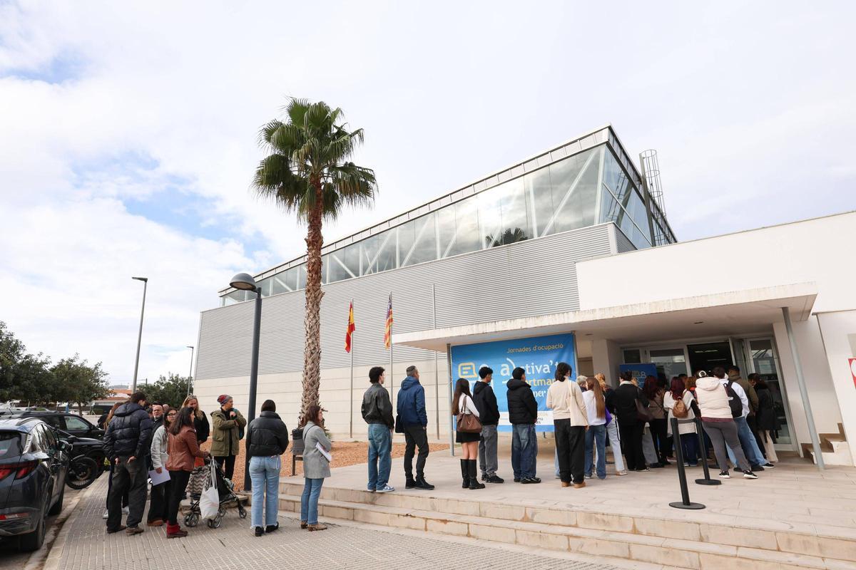 Personas esperan en la entrada de la feria de ocupación