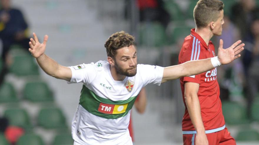 Lolo Plá celebra uno de los tres goles que ha marcado con el Elche