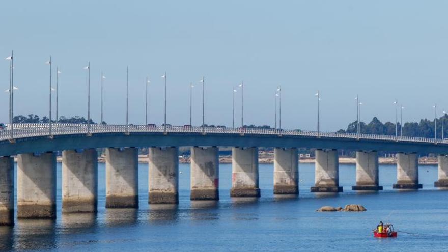 El puente de A Illa une la zona de O Bao, en el pequeño municipio arousano, con la de O Terrón en Vilanova.   |