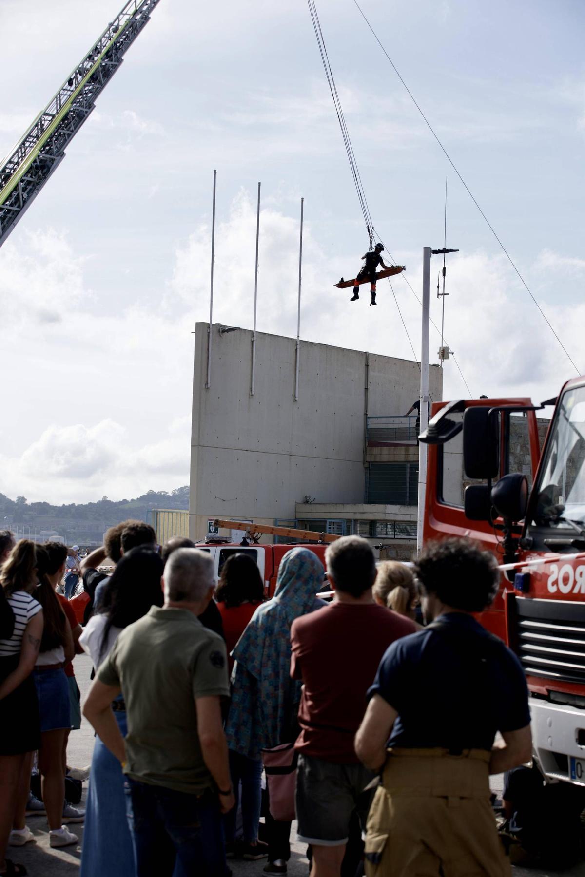Los bomberos toman Poniente para mostrar su trabajo: “Es importante que la gente vea de primera mano lo que hacemos”