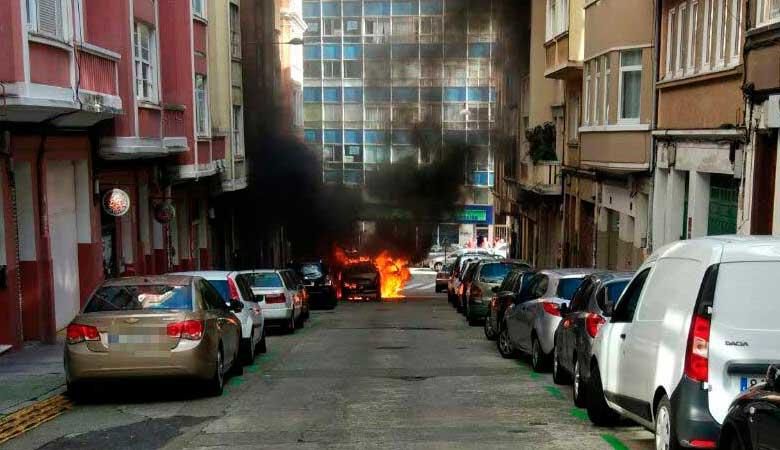 Los bomberos sofocan un vehículo incendiado en Juan Flórez