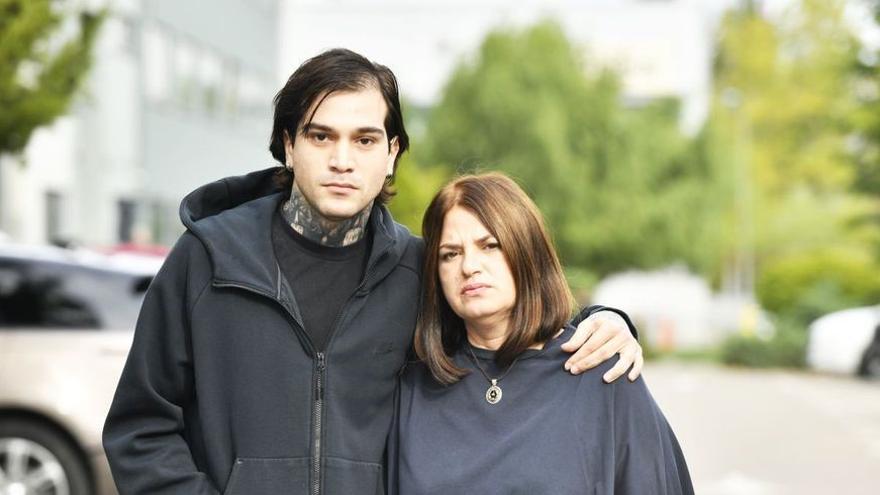 Popa, junto a su madre, Alexandra, ayer a las puertas de la Gazeta Sporturilor, donde explicó lo sucedido.