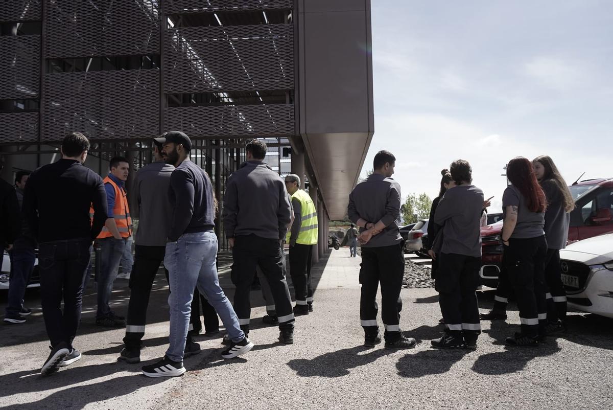 Treballadors a les portes d'Eurecat Manresa