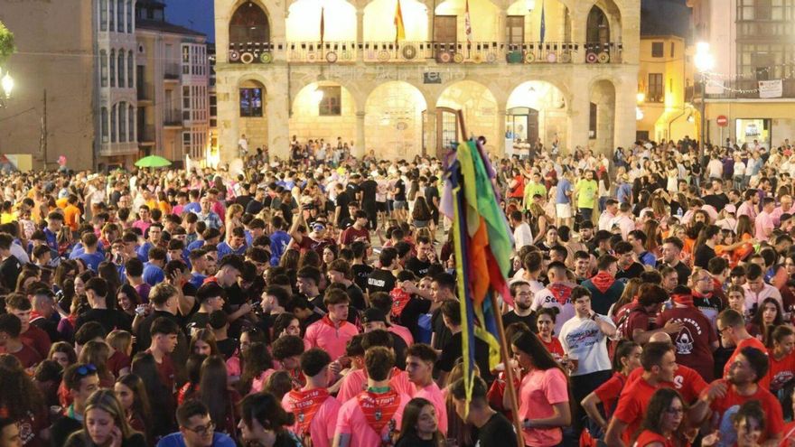 Los cabezudos en el desfile de peñas del viernes. / Alba Prieto | ALBA PRIETO