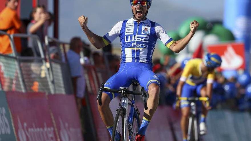 Joâo Rodrigues festeja su victoria de etapa en A Torre, seguido por Gustavo César Veloso. // Nuno Veiga
