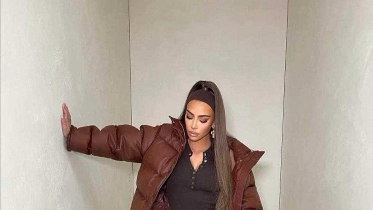Kim Kardashian con plumas marrón en Instagram