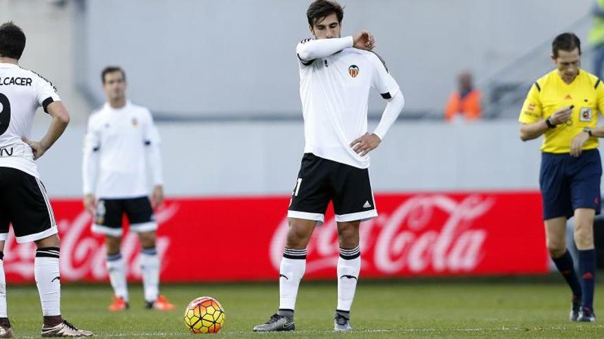 Alcácer y Gomes dispuestos a sacar de centro tras el gol del Eibar