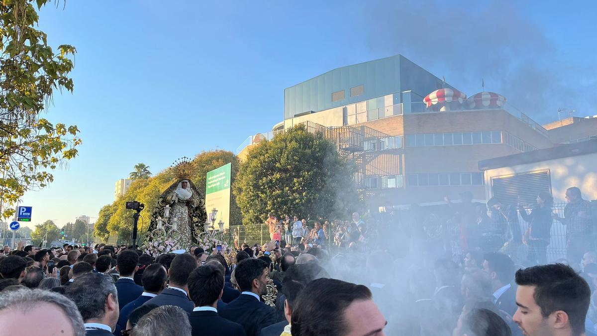 La Esperanza de Triana vuelve del Polígono Sur.