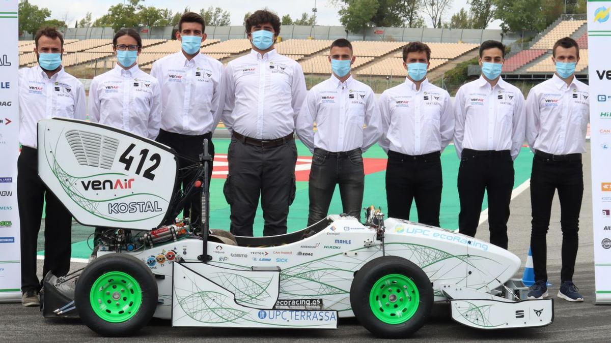 El equipo de UPC Ecoracing con su prototipo: López es el segundo por la izquierda.   | // ORIOL CONTRERAS PÉREZ