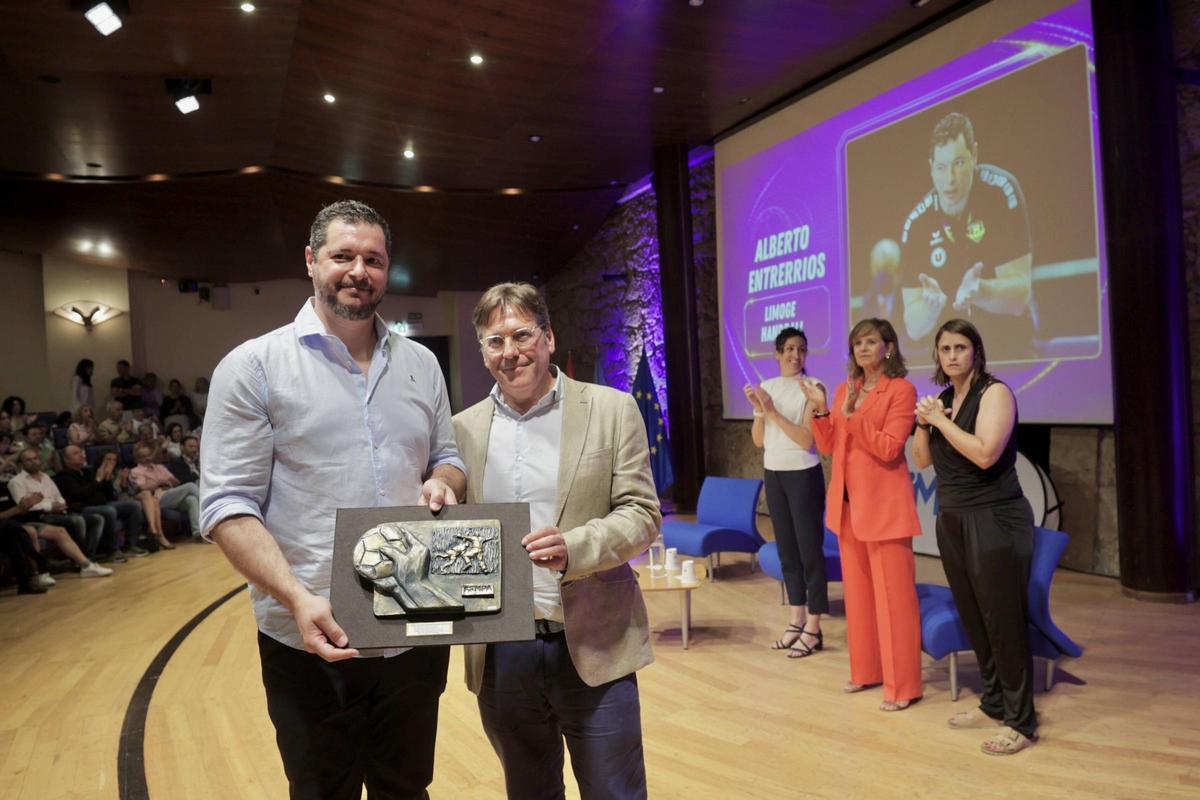 EN IMÁGENES: La familia del balonmano asturiano saca músculo en una multitudinaria gala