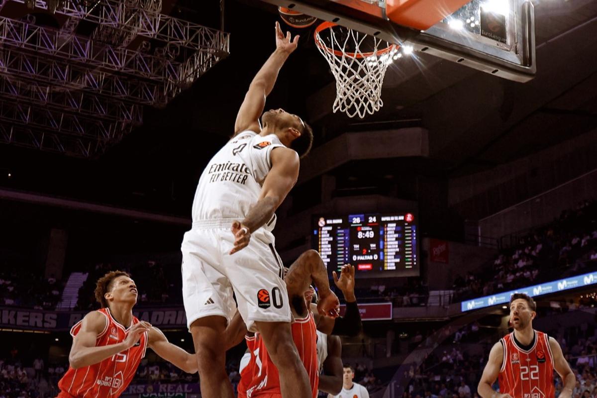 Lyles trata de anotar en la primera mitad del encuentro ante el Hapoel