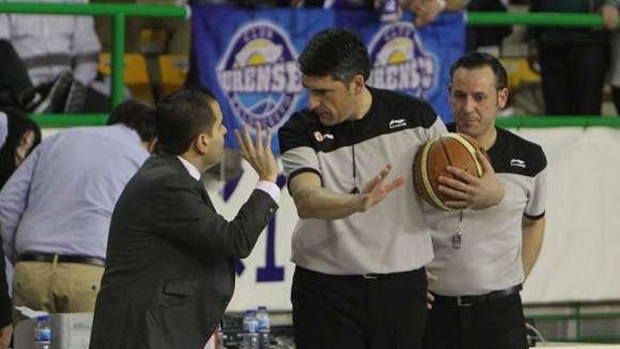 Rafa Sanz dialoga con el árbitro en el derbi contra Breogán. // J.Regal