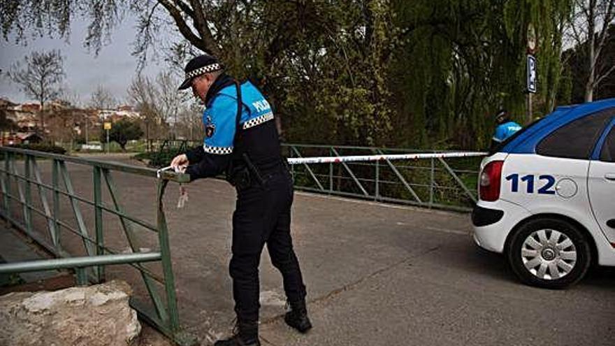 La Policía Local corta el acceso al aparcamiento de caravanas de Valorio.