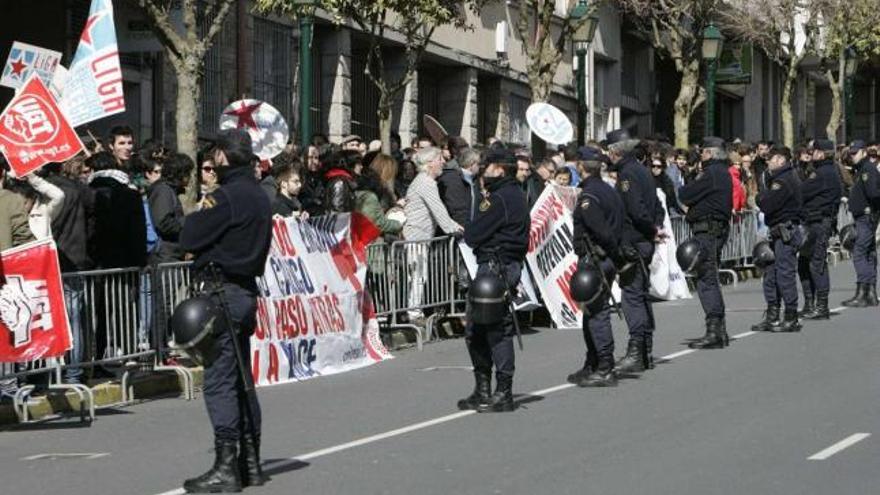 Un amplio dispositivo policial cortó la calle situada frente a la Cámara, donde ayer se concentraron unas mil personas.  // Xoán Álvarez