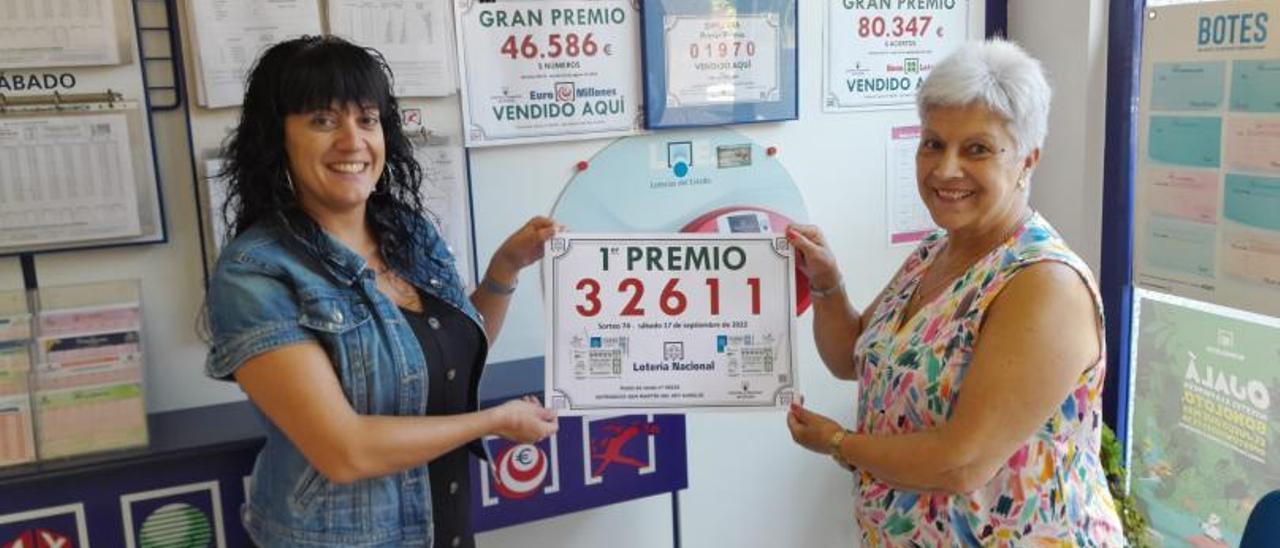 Ana María Veiga y Soledad Gonzalo, ayer en su administración de lotería en Sotrondio. | L. M. D.