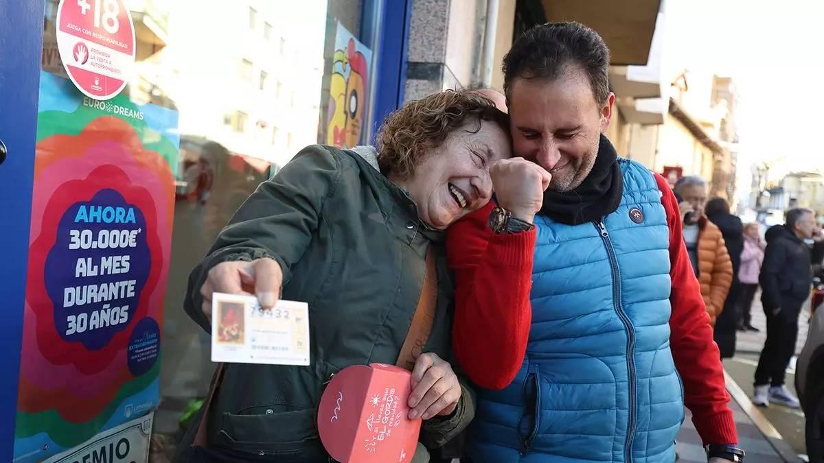 Els afortunats amb la ‘Grossa’ del Sorteig Extraordinari de la Loteria de Nadal 2025, corresponent al número 79.432, celebren la seva sort a La Bañeza, Lleó