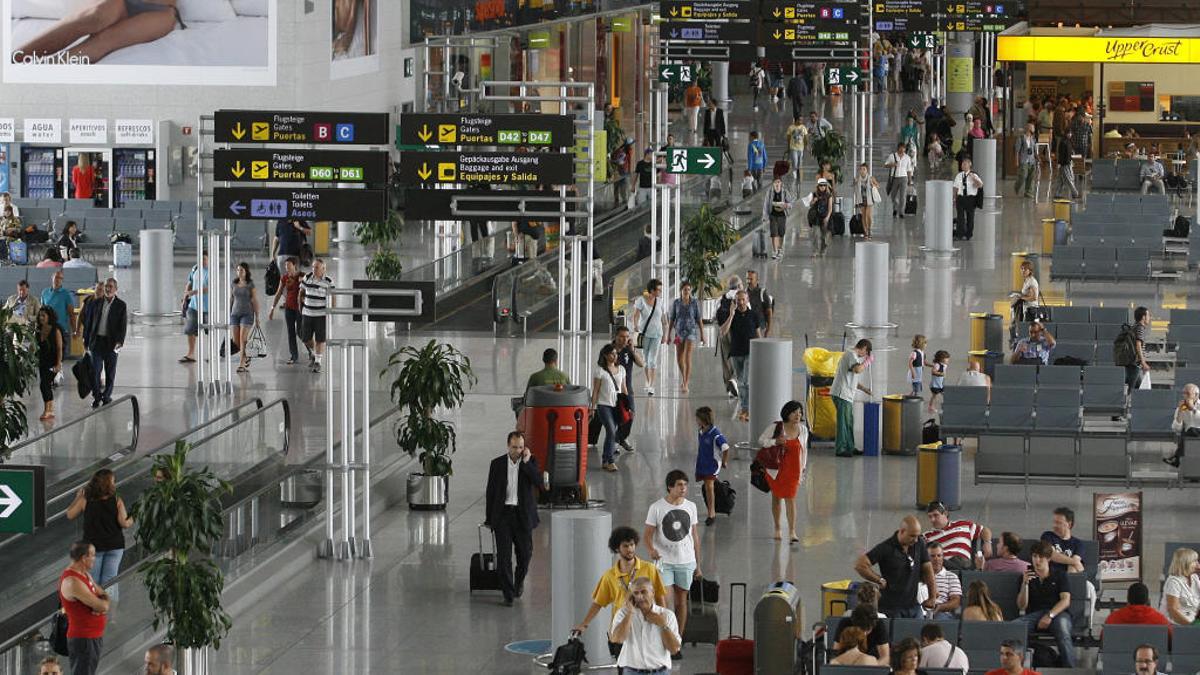 Turistas en el aeropuerto de Málaga.