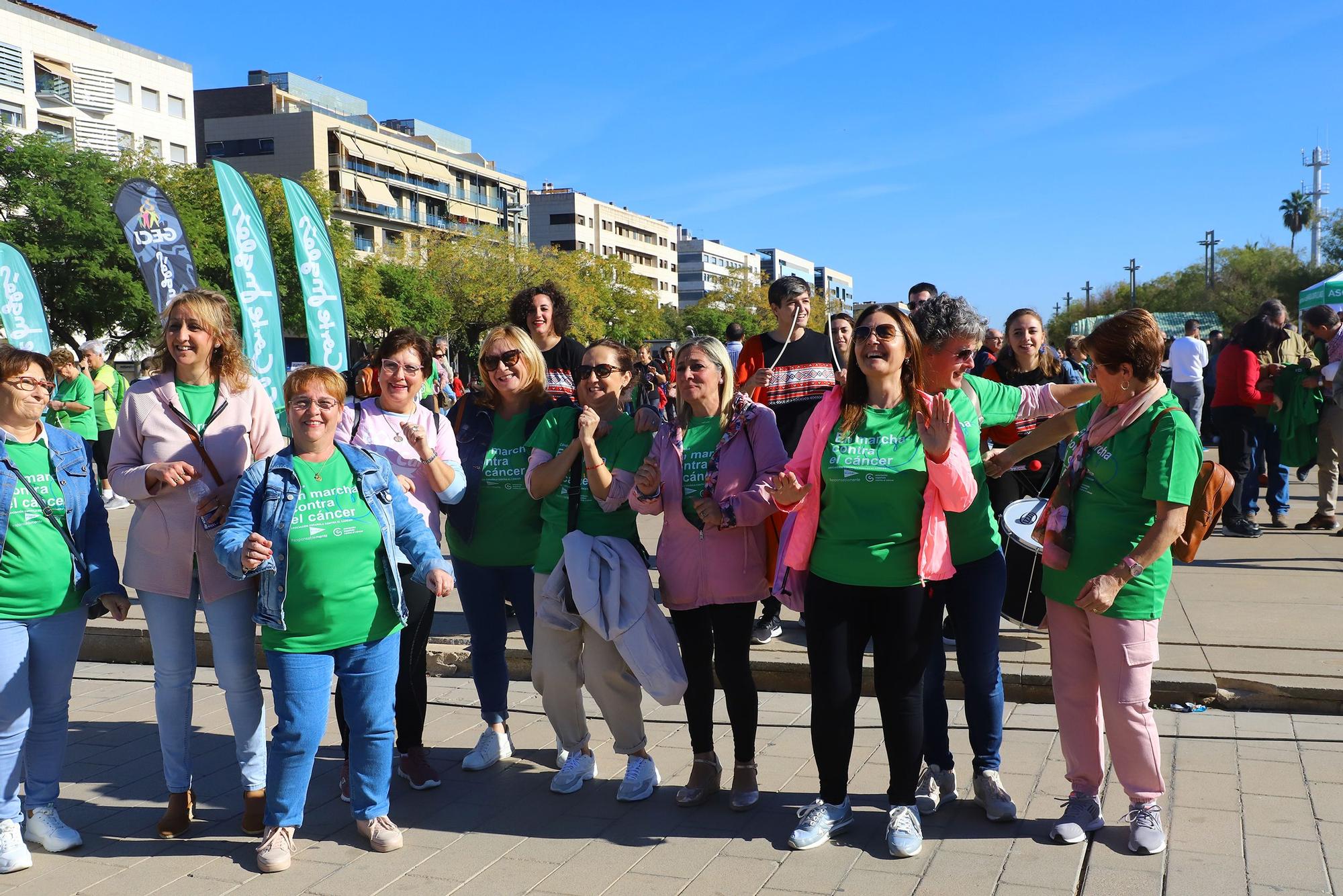 La Asociación Española contra el Cáncer convierte el Vial en una gran marea verde