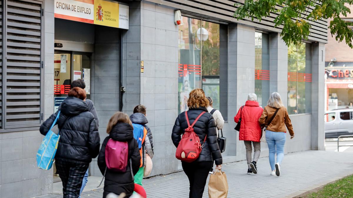 Varias personas pasan frente a una sede del SEPE.