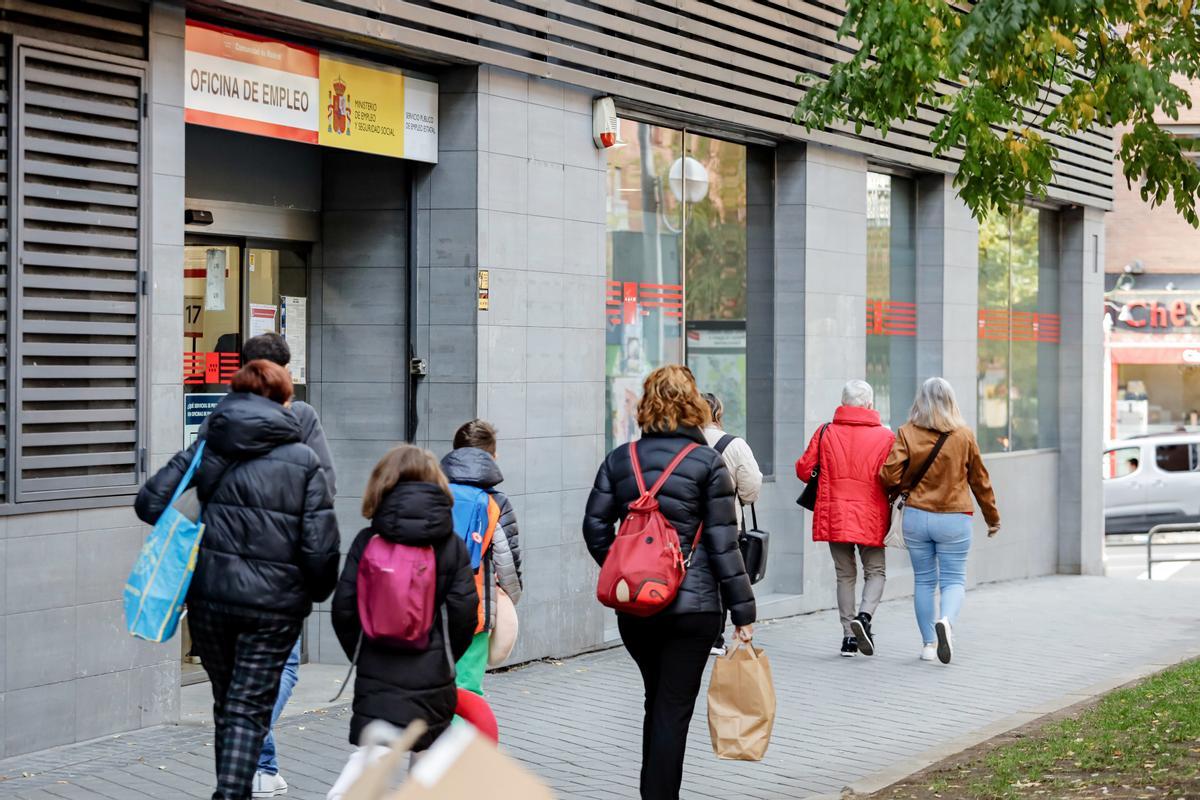 Archivo - Varias personas pasan frente a la Sepe de Acacias, a 2 de diciembre de 2022, en Madrid (España).