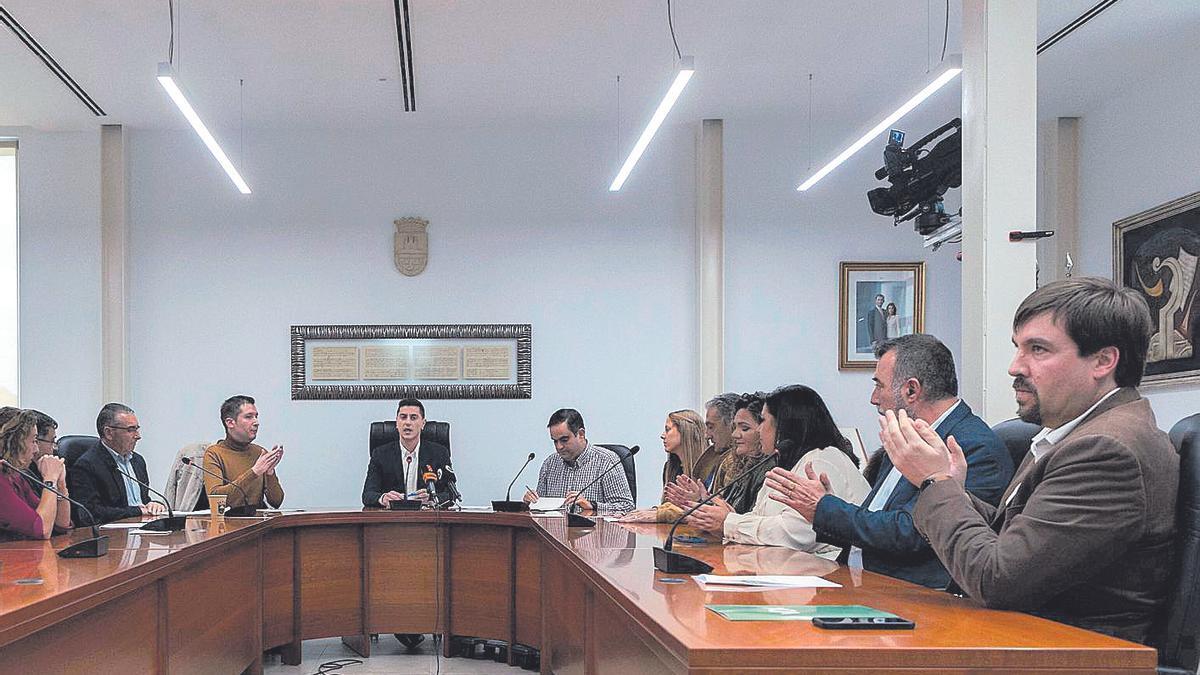 El edil de Vox Carlos Martínez, primero por la derecha, y al fondo, en el centro, el alcalde de Montserrat.