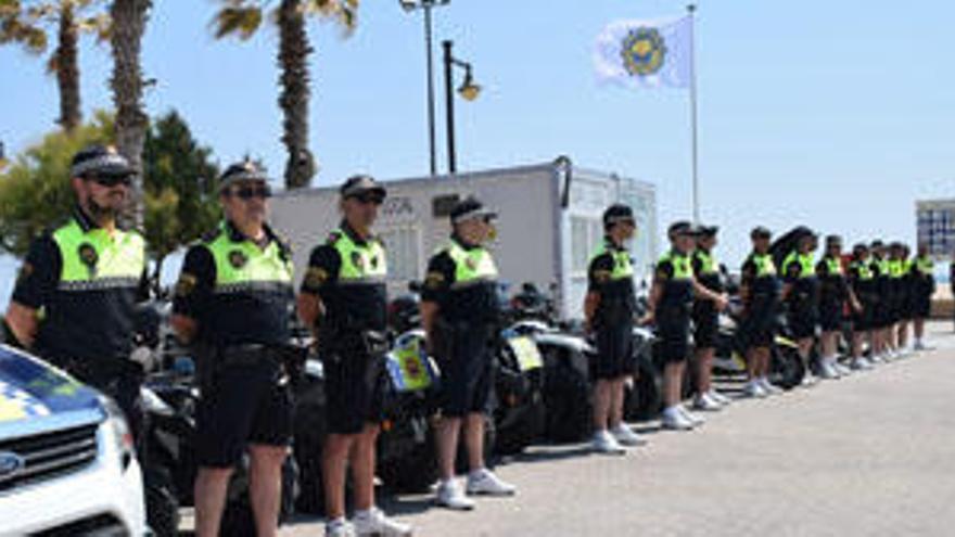 Policías y vehículos del dispositivo especial de playas que ya ha entrado en servicio.