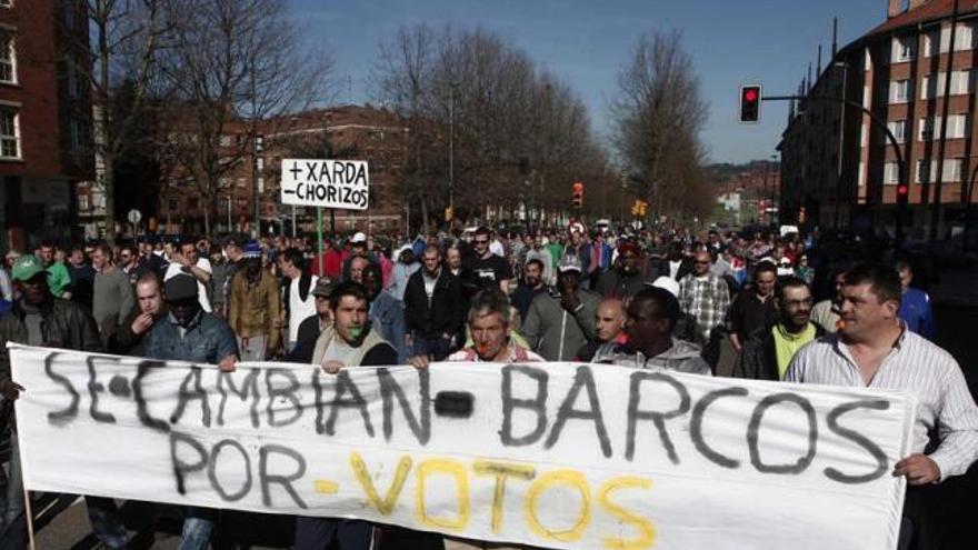 Los pescadores, durante la manifestación que protagonizaron ayer por la mañana en Gijón.