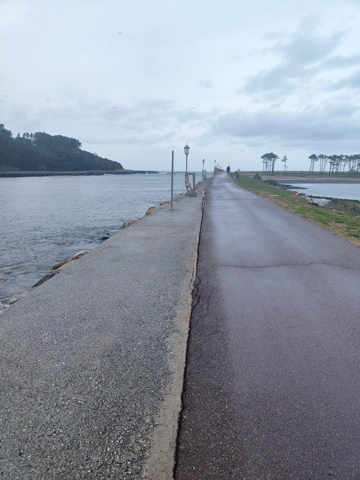 Las grietas en la superficie del paseo.