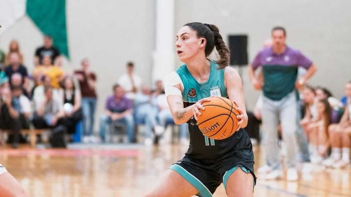 Noelia Masiá, con el balón durante un partido del CAB Estepona de la pasada temporada.