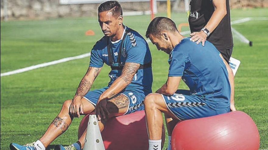 Fran Fernández, conversando con Suso y Joselu en un entrenamiento desarrollado en El Mundialito.