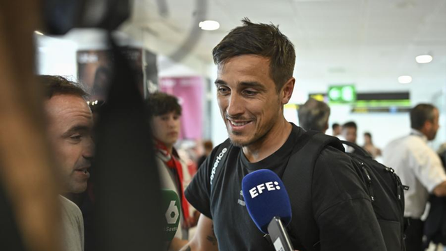 Óscar Trejo, a su llegada a Madrid tras la final de la Conference League.