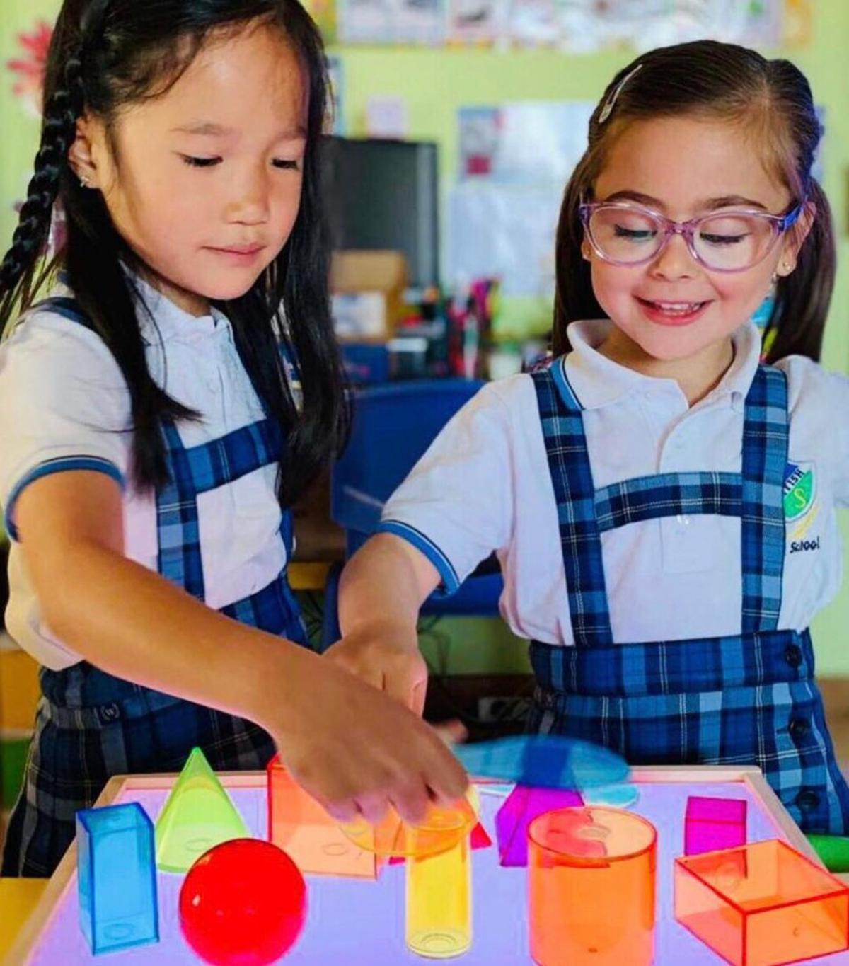 Dos estudiantes del centro juegan en un aula