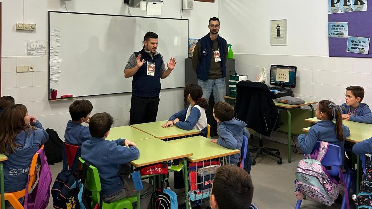 Una sesión informativa dirigida a niños de cuarto de Primaria sobre la implantación de la recogida selectiva de residuos orgánicos.