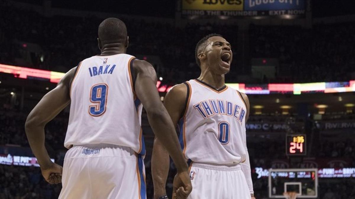 Serge Ibaka y Rusell Westbrook celebran la canasta ganadora de Kevin Durant