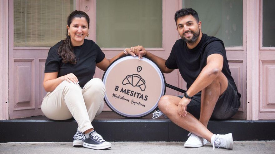 Pilar Castiñeiras y Tomás Ferreyra en la puerta de 8 Mesitas, en la calle Cancela.