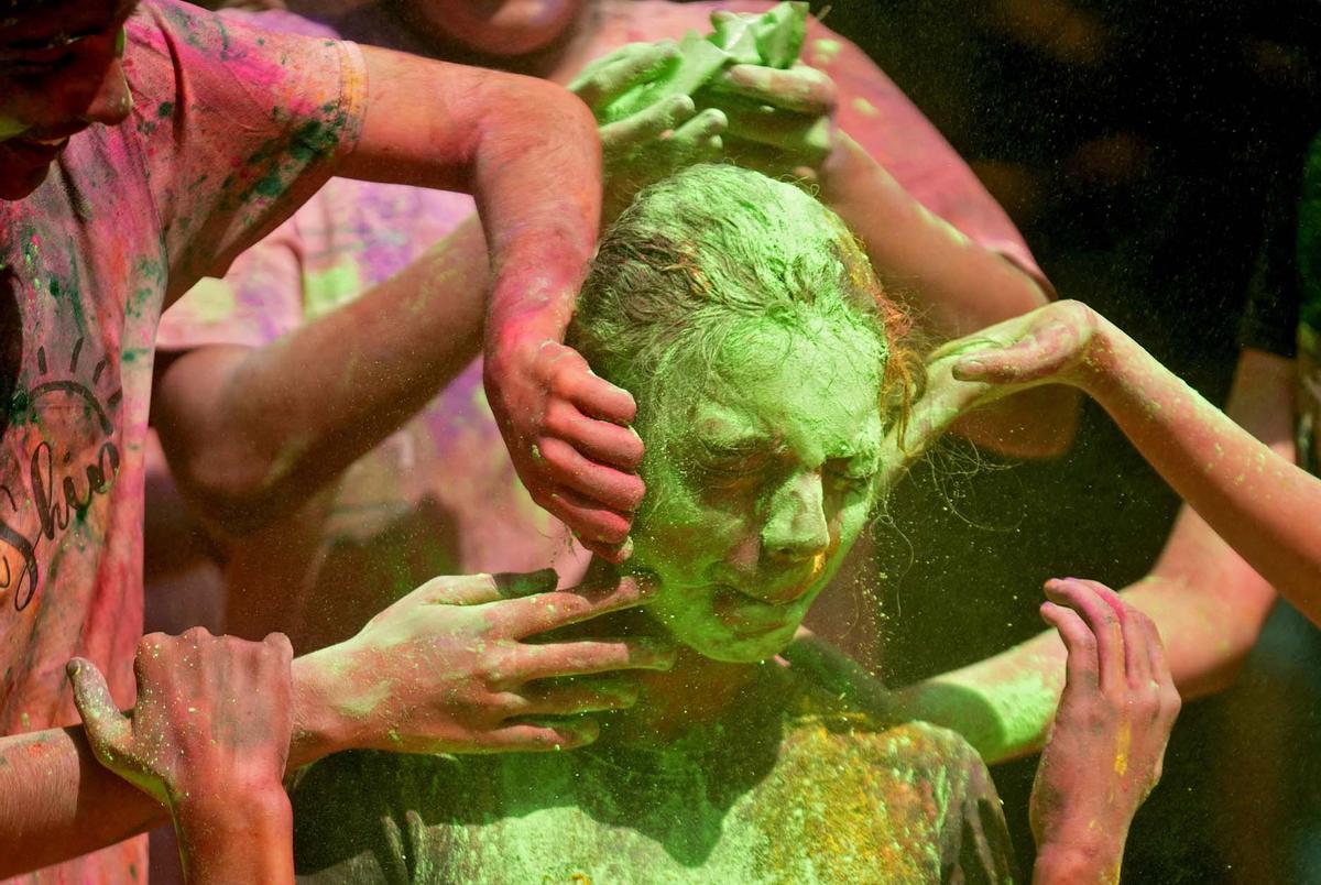 Celebraciones del Holi en el templo Kalupur Swaminarayan , India.